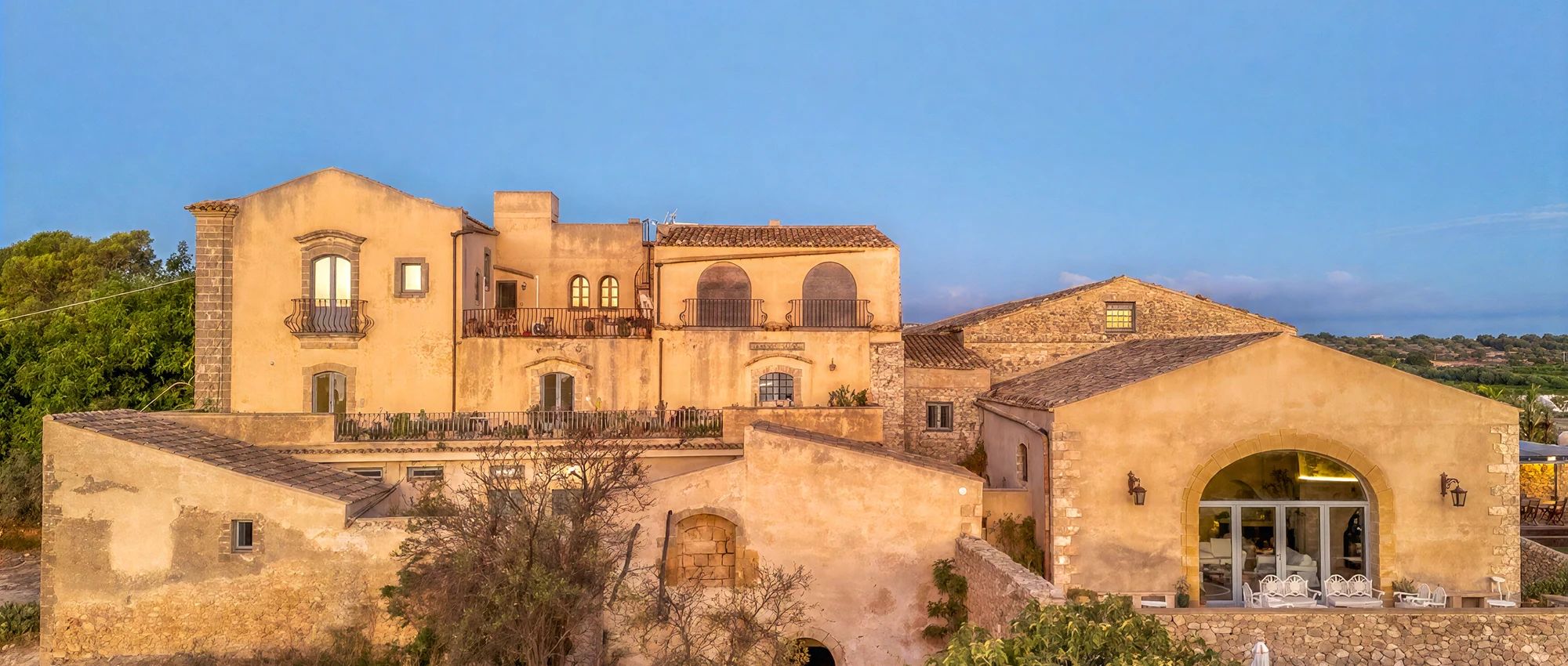 VKV90433